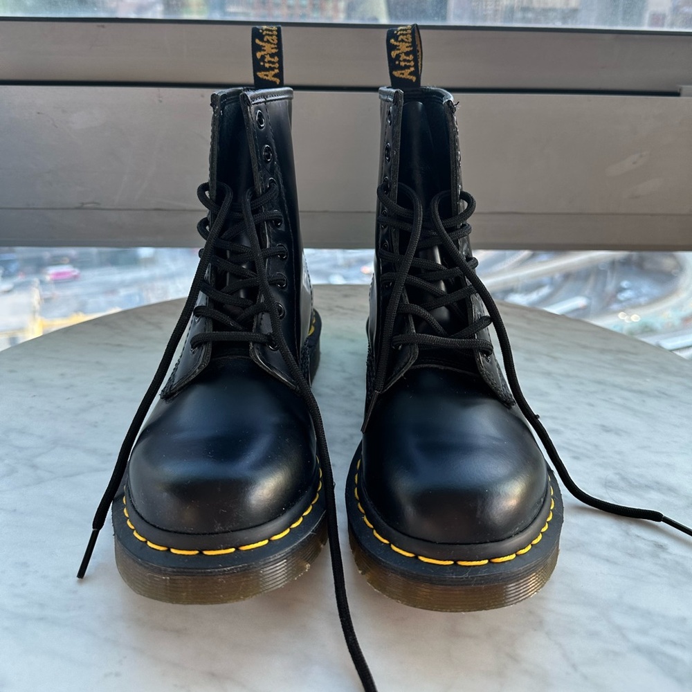Dr. Martens - Women’s smooth leather lace up boots - size 7